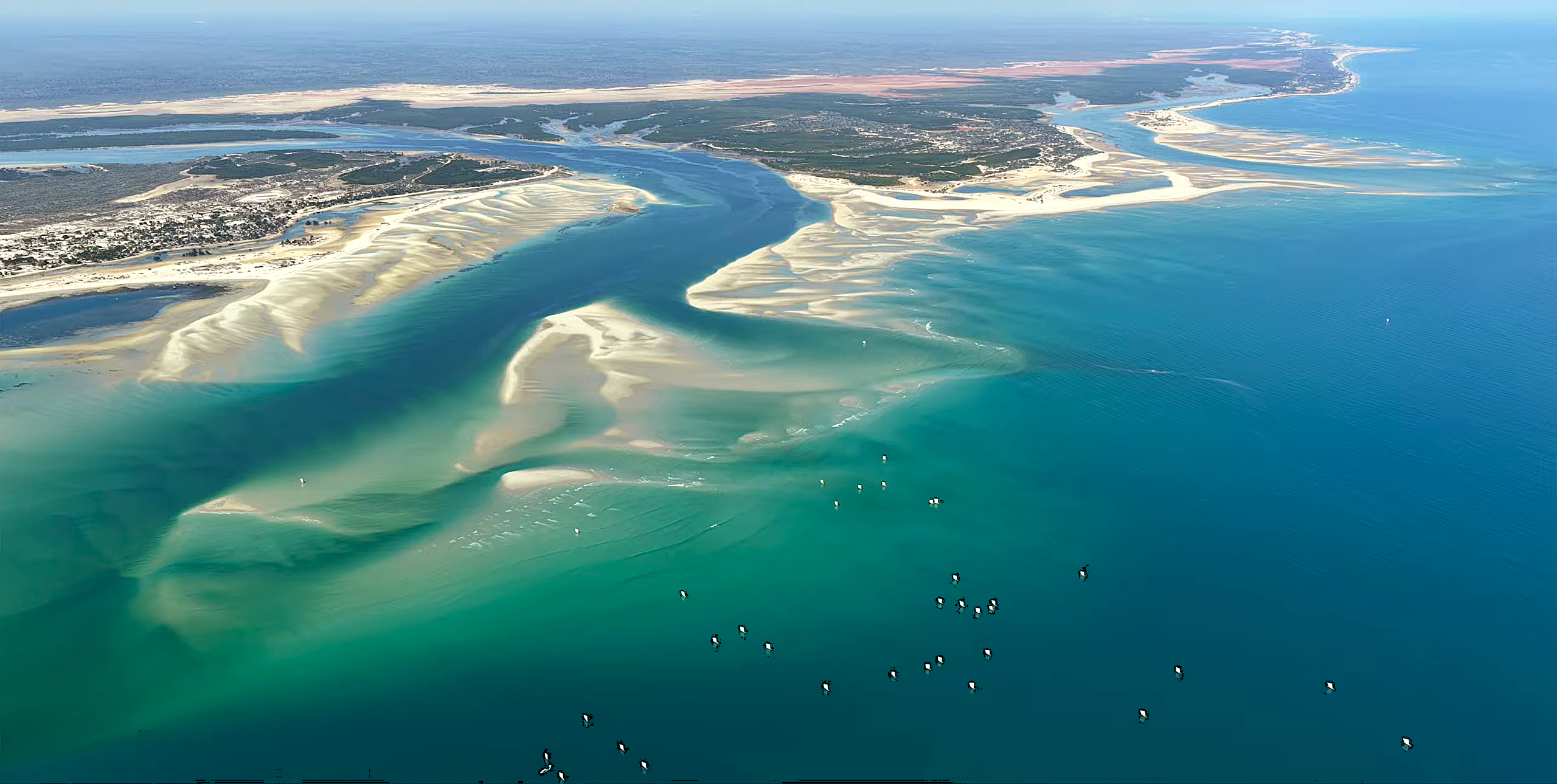 Vue aérienne spectaculaire du lagon de Belo sur Mer — bancs de sable, mer turquoise, pirogues