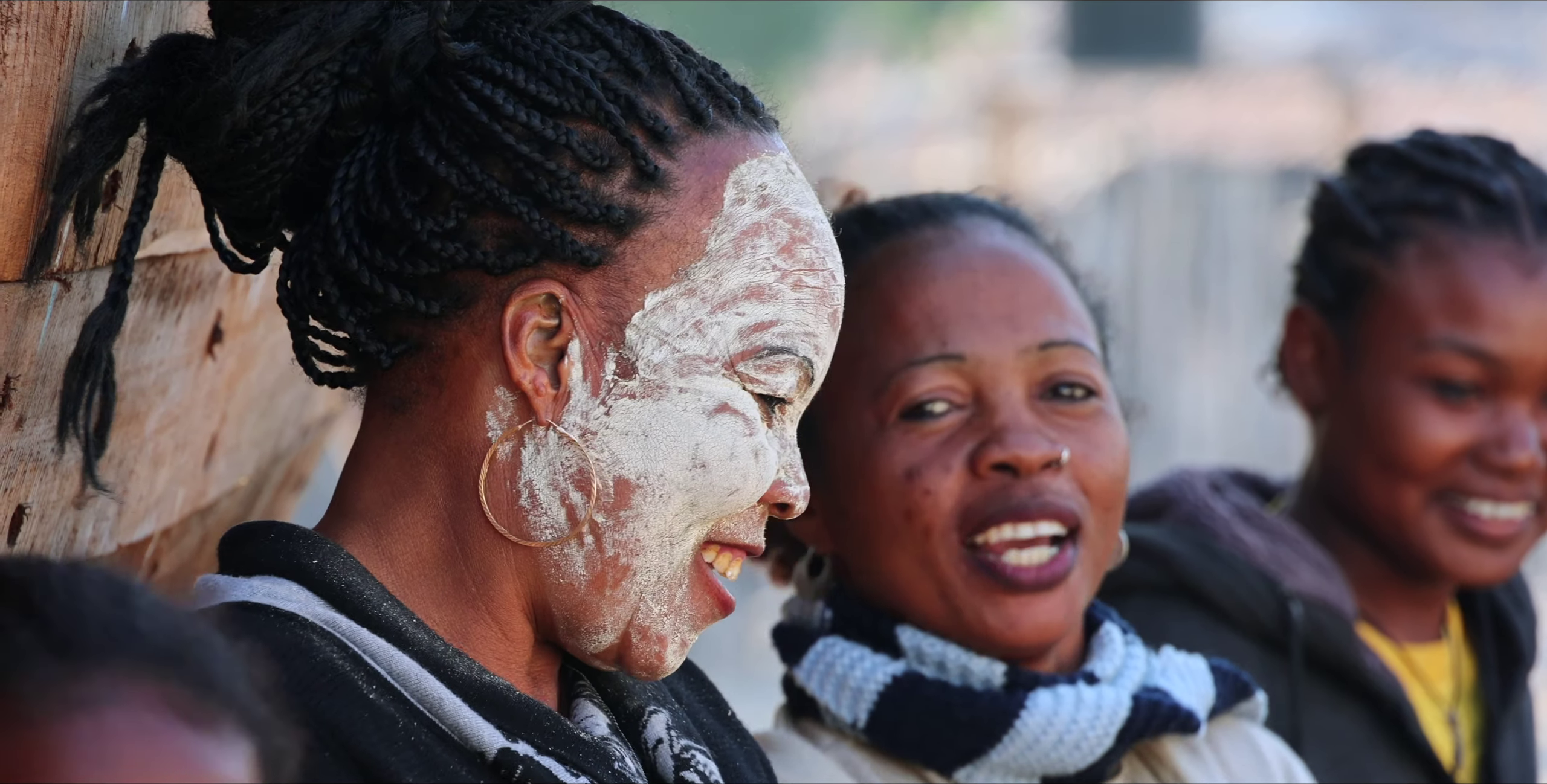 Femmes Vezo souriant avec masque sakalava traditionnel — culture vivante de Belo sur Mer