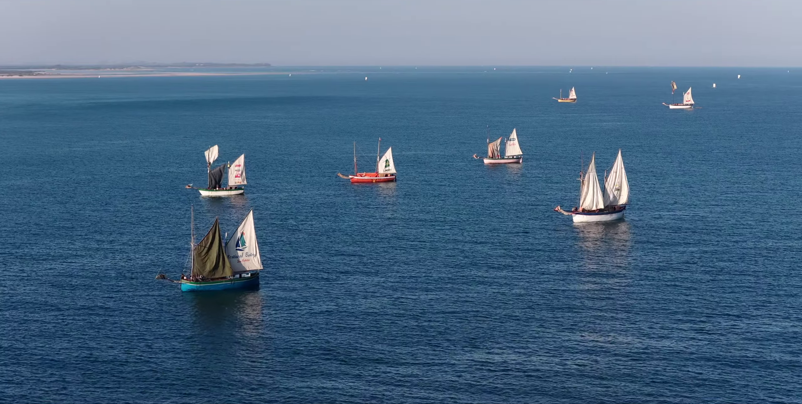 Festival des Boutres — voiliers multicolores sur la mer bleue de Belo