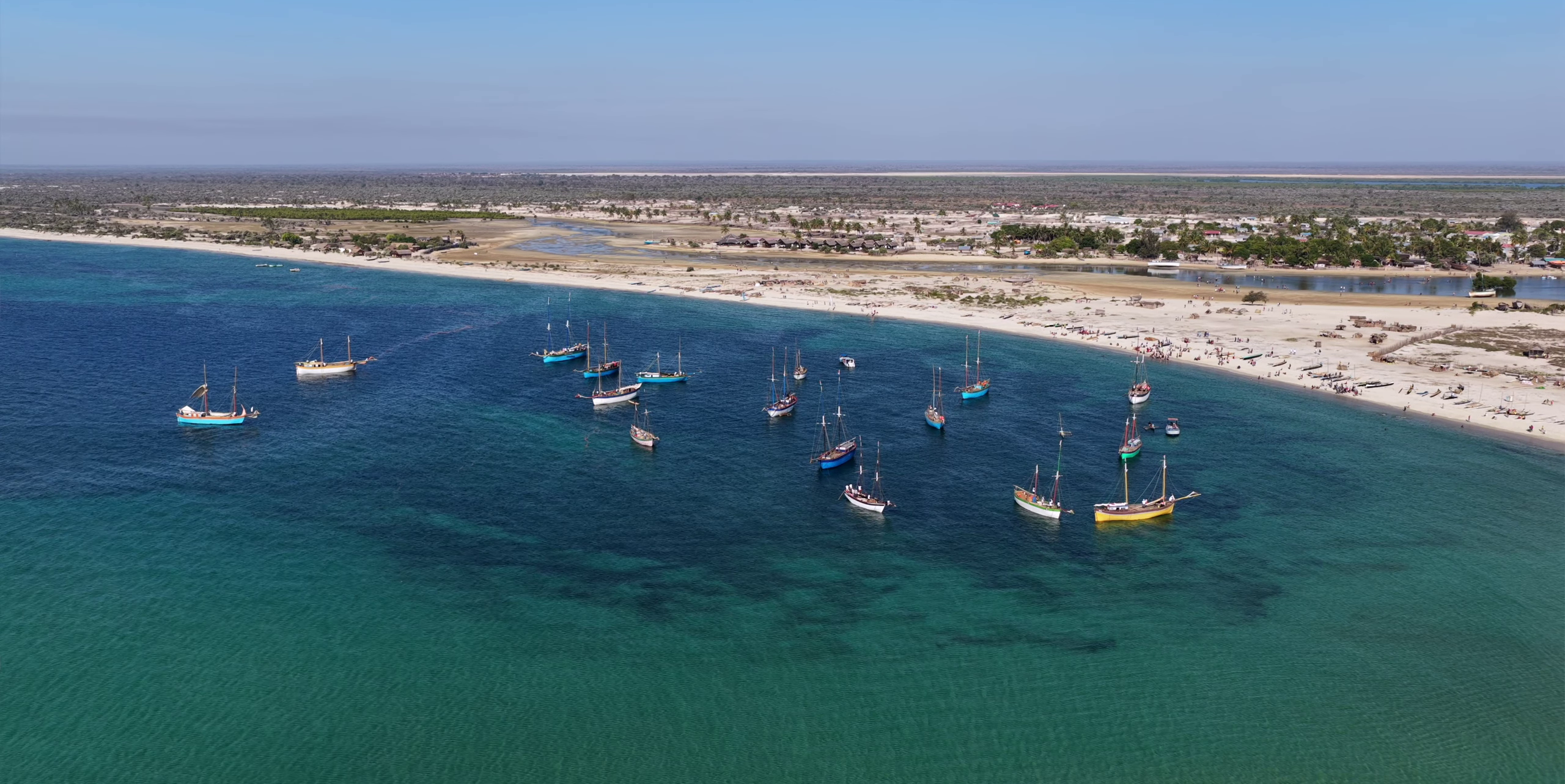 Flotte de boutres dans les eaux turquoise de Belo sur Mer vue du ciel