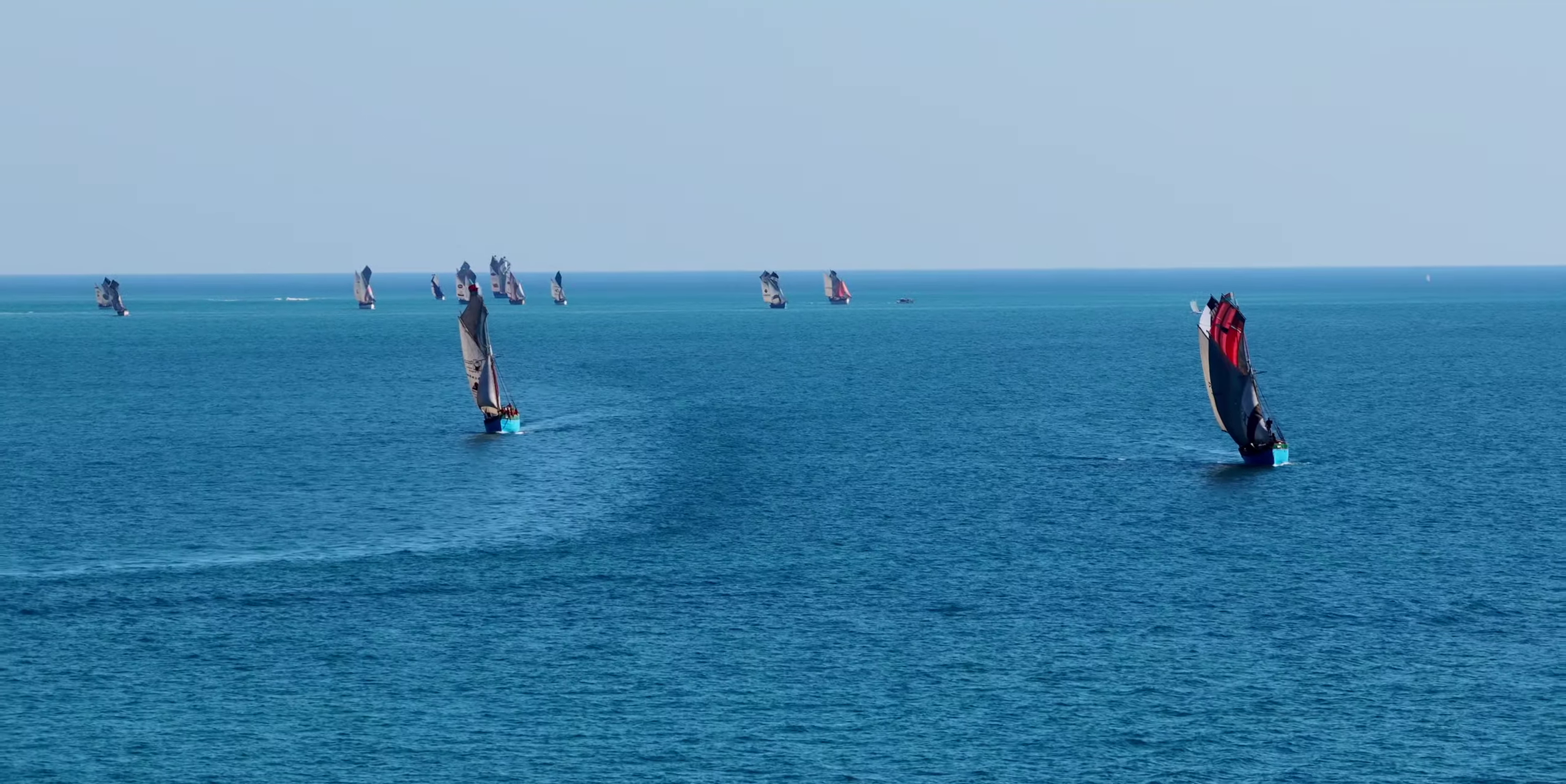 Flotte de boutres toutes voiles dehors sur la mer bleue de Belo — régates Festival des Boutres